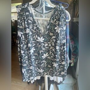 Loft Floral Navy and White floral Women's Top | M